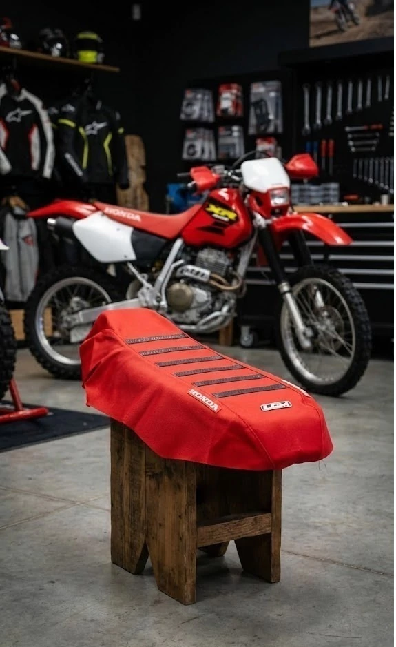 Funda de Asiento Honda XR250 1996 a 2002 Roja con Tiras Negras Antideslizantes Ultragrip — foto 3