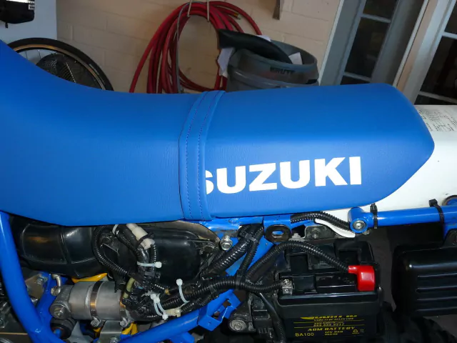 Suzuki DR250 / DR 250 - Funda de Asiento Tapizado + Bolso Porta Herramientas - Cuero sintetico Azul — foto 5