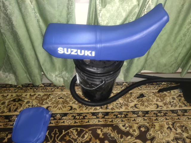 Suzuki DR250 / DR 250 - Funda de Asiento Tapizado + Bolso Porta Herramientas - Cuero sintetico Azul — foto 9