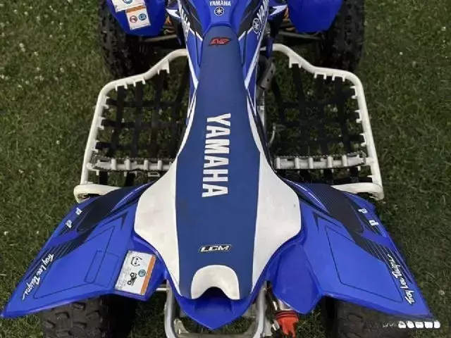 Funda de Asiento Yamaha YFZ450R - AZUL Y LAT BLANCO Ultragrip LCM — foto 3