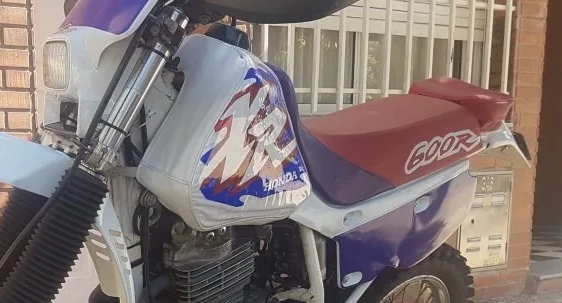 Funda de Tanque para Honda XR600R XR600 (1990 al 2000) - Diseño 1996 Blanco con Logo Violeta y rojo — foto 2