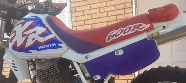 Funda de Tanque para Honda XR600R XR600 (1990 al 2000) - Diseño 1996 Blanco con Logo Violeta y rojo — foto 3