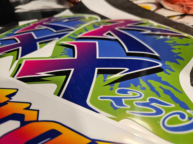 Gráficas de Tanque + "UNI-TRACK" para Kawasaki KX250 | Laminado Grueso + Microcortes — foto 4
