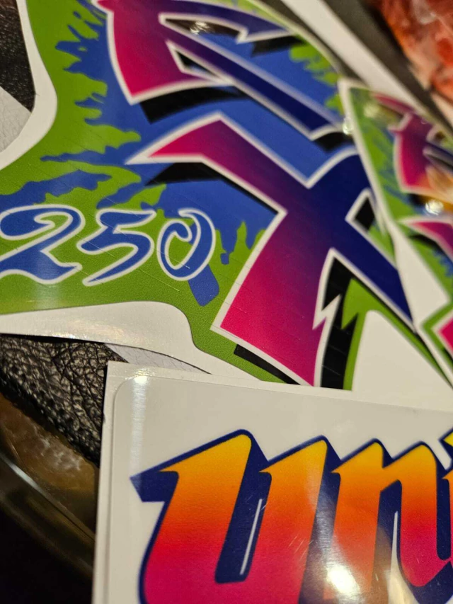 Gráficas de Tanque + "UNI-TRACK" para Kawasaki KX250 | Laminado Grueso + Microcortes — foto 6