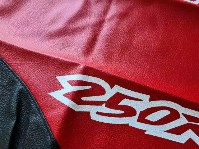 TAPIZADO FUNDA DE ASIENTO PARA HONDA XR250r - XR 250 - XR250 1997- CUERO SINTÉTICO ROJO - NEGRO — foto 2