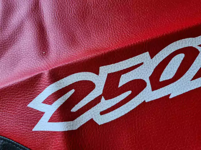 TAPIZADO FUNDA DE ASIENTO PARA HONDA XR250r - XR 250 - XR250 1997- CUERO SINTÉTICO ROJO - NEGRO — foto 3