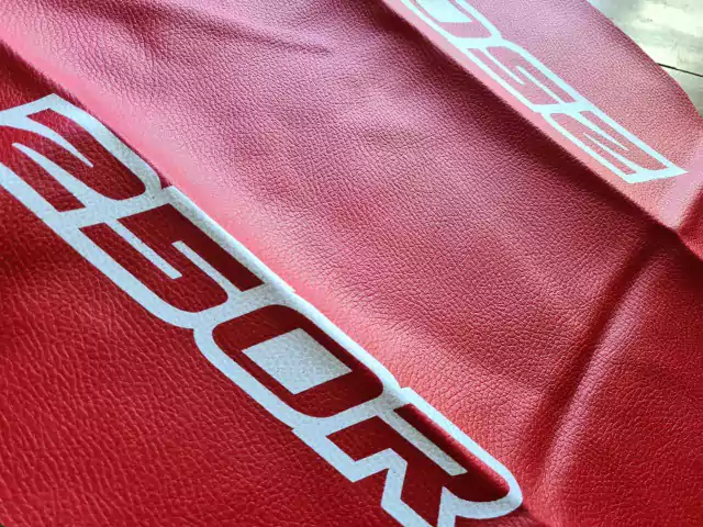 TAPIZADO FUNDA DE ASIENTO PARA HONDA XR250r - XR 250 - XR250 2000 - CUERO SINTÉTICO ROJO — foto 2